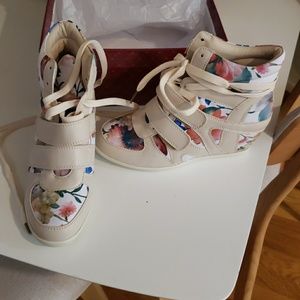 Flower wedge sneakers
